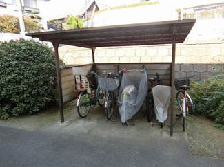 【その他共用部分】 | 屋根付きの駐輪場があるので雨が降っても大切な自転車が濡れません☆駅から自転車もオススメです♪