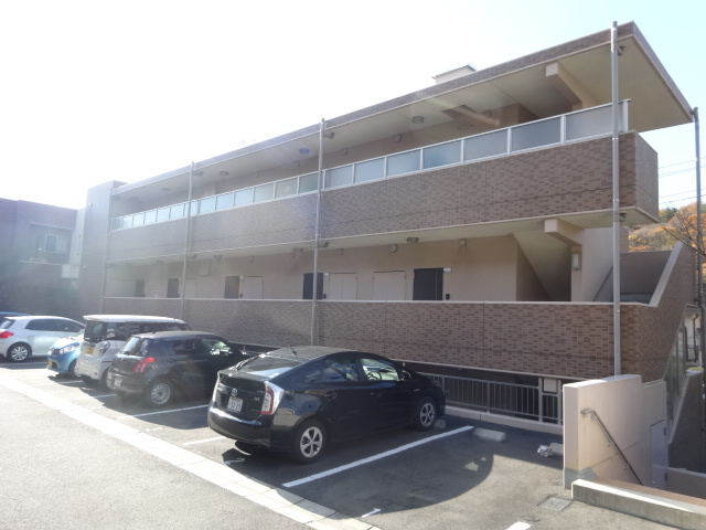 茜苑レジデンスの駐車場