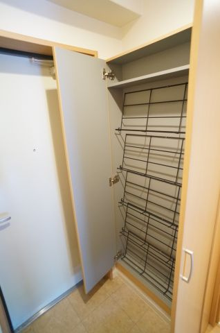 茜苑レジデンスの玄関|奥行き薄型タイプのシューズボックス