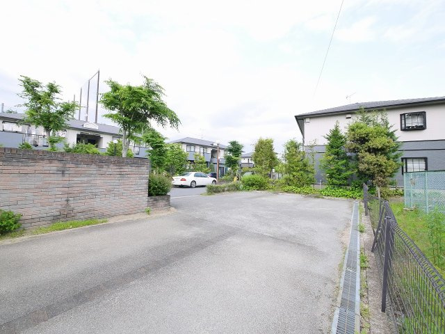 サンビレッジ学園前東坂Aの駐車場|駐車場があります