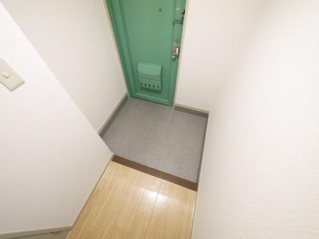 レインボーマンション瓦町の玄関|収納もある玄関です