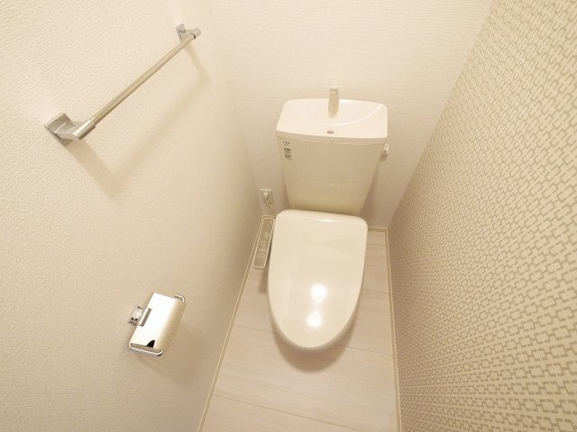 コーポ大安寺Ⅱのトイレ|落ち着いた色調のトイレです