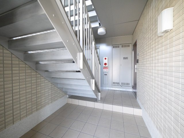 コーポ大安寺Ⅱのその他共用部分|清潔なエントランスです