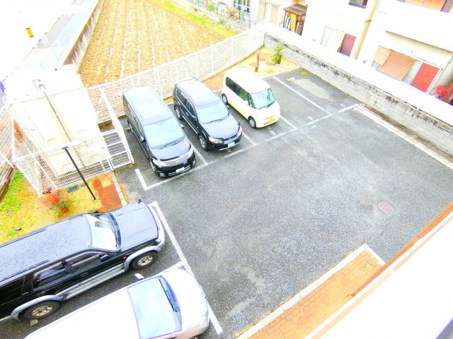 プロスベール北野田の駐車場