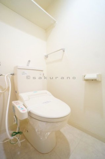 【トイレ】 | シーサイドガーデン銭函 | トイレには快適な温水洗浄便座付。タオル掛け、ペーパーホルダーも設置済みです。