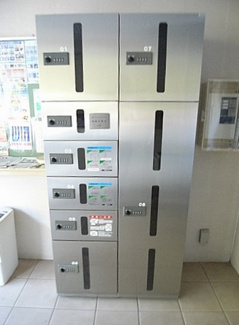 【エントランス】 | 共用エントランスには宅配BOXがあるので荷物の受け取りもスムーズに♪再配達を依頼する手間が省けます☆