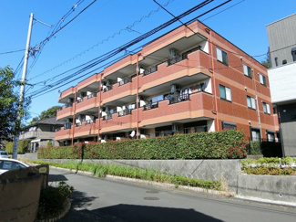 【外観】 | 小田急多摩線「栗平」駅より徒歩6分！通勤通学・お買物にも便利な立地の3階建てマンションです☆