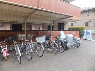 【その他共用部分】 | 屋根付きの駐輪場があるので雨が降っても安心ですね☆バイクも50ccは無料です♪お気軽にご相談下さい！