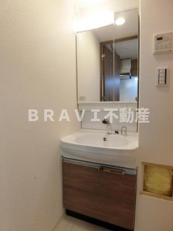 プレサンス谷町七丁目Ⅱ　BRAVI不動産の独立洗面台|【プレサンス谷町七丁目Ⅱ】独立洗面台、朝の身支度には欠かせません