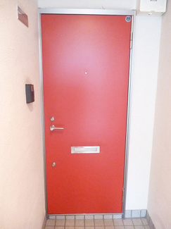 【エントランス】 | 鮮やかな色合いの玄関ドアが魅力的なお部屋♪ダブルロックキーなので安心ですよね☆