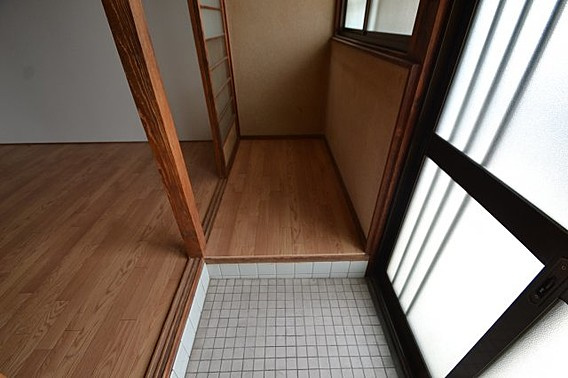 高匠マンションの玄関
