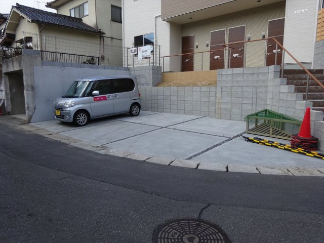 クレール18の駐車場