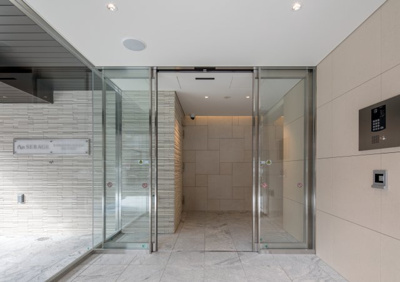 【その他共用部分】 | セルアージュ金沢八景イストワール | エントランス。オートロックとなっておりハンズフリー対応キーとなっている為、
鍵がポケットやカバンに入れたままでも自動で開閉できます♪
