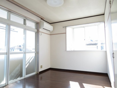 【洋室】 | アレストホウジョウ１ | 南洋室　南西角部屋　日当たり良好