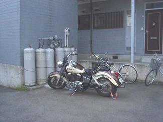【その他共用部分】 | 敷地内空きスペースにバイク・自転車停められます☆お買物や通勤・通学なども自転車・バイク利用でスムーズに☆