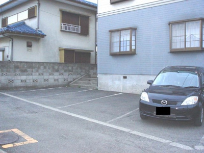 【駐車場】 | ハイツ756 | いつでも目の届く敷地内に駐車場があるので、お車をお持ちの方にもオススメ！荷物が多くなりがちなお出かけにも車があると便利ですよね☆