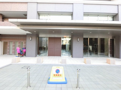 【エントランス】 | パークホームズ横濱山下町 | JR根岸線「石川町」駅徒歩5分（駅まで平坦！）、みなとみらい線「元町・中華街」駅徒歩7分と2路線2駅利用可能な好立地！