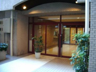 【エントランス】 | 横浜市営地下鉄ブルーライン「阪東橋」駅徒歩4分の好立地！京急本線「黄金町」駅徒歩7分！横浜市営地下鉄ブルーライン「吉野町」駅徒歩5分の2線3駅利用可能！