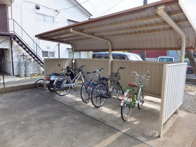 【その他共用部分】 | Ｔ・メゾンリビエール | 屋根付きの駐輪場があるので雨が降っても大切な自転車が濡れません☆駅から自転車もオススメです♪