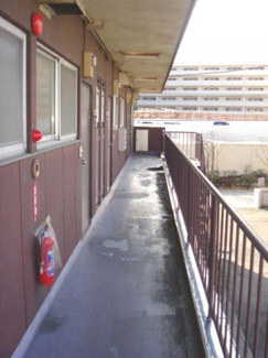 【エントランス】 | 2階・共用の廊下です！屋根があるので雨が降っても濡れずに済みますよ☆