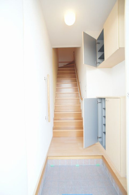 【玄関】 | シャーメゾンボヌールA | 上下に分かれたシューズボックスが設置されています