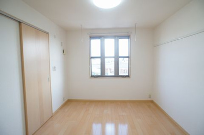 【洋室】 | シャーメゾンボヌールA | 6.1帖の洋室・室内物干しの設置がございます