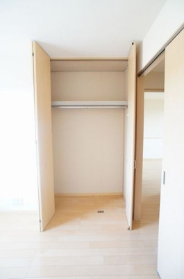 【収納】 | シャーメゾンボヌールA | 6.2帖洋室のクローゼット収納です