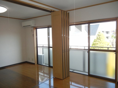 【洋室】 | ハイムスカイ | 間仕切り開ければ開放的なリビングに