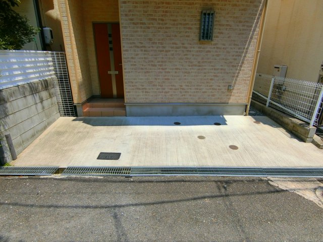 金剛戸建の駐車場|小型車駐車可