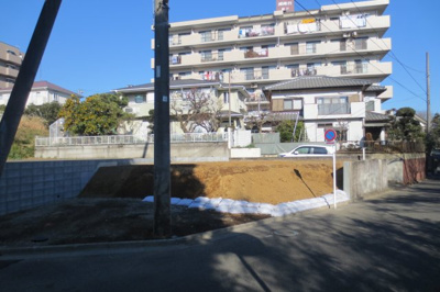 【前面道路含む現地写真】 | MLH湘南台１棟 | 湘南台駅徒歩圏内の南東角地の「新築戸建て」ですっ！前面道路の幅員も６ｍあるので駐車も楽々です。ゴミゴミした喧騒からは離れた、円行は湘南台も六会日大前も徒歩圏です☆