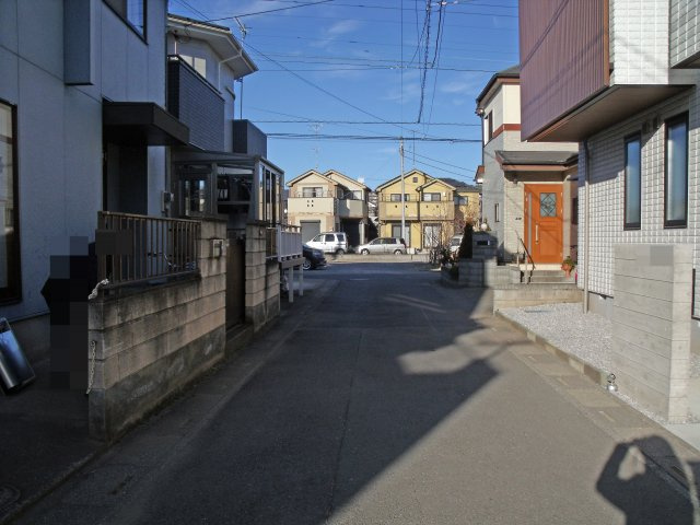 鴻巣市松原２丁目の中古一戸建の前面道路含む現地写真