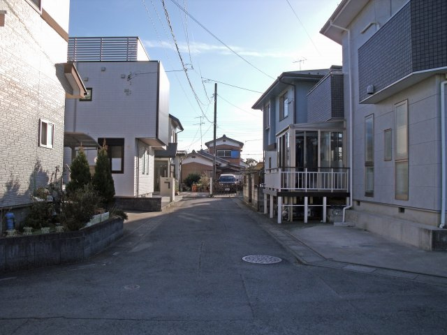 鴻巣市松原２丁目の中古一戸建の前面道路含む現地写真