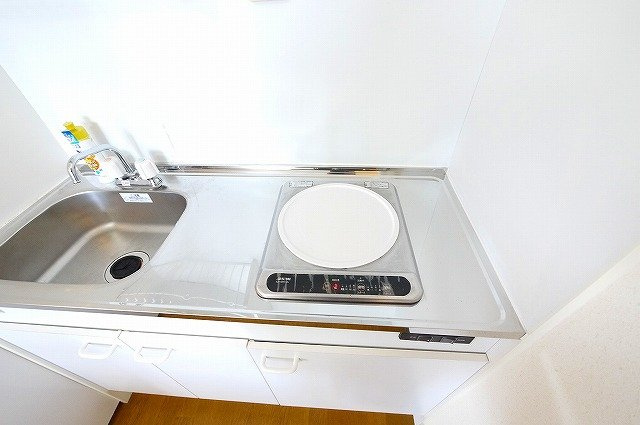 ナカタニマンションのキッチン|コンパクトなキッチンで掃除もラクラク