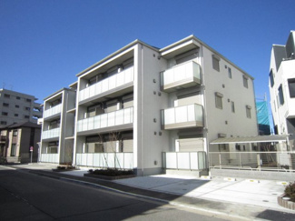 【外観】 | 積水ハウス施工の賃貸住宅シャーメゾン♪東急東横線「綱島」駅より徒歩9分！鉄筋コンクリートの3階建てマンションです♪通勤通学はもちろん、お買い物やお出かけにもGood☆