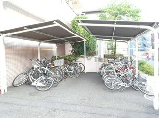 【その他共用部分】 | 屋根付きの駐輪場があるので雨が降っても安心です☆荷物が重いときに自転車があれば助かりますね♪
