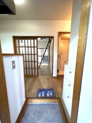 【展望】 | サンコーポスゲ | 玄関から室内への景観です♪右手にはトイレ、左手にはキッチン、奥には洋室6帖のお部屋があります！