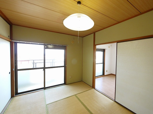 仲嶌マンションの和室|畳の上でゆっくりとくつろげる和室です