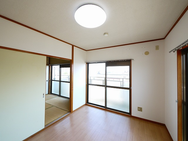 仲嶌マンションの洋室|使い勝手のいい洋室です