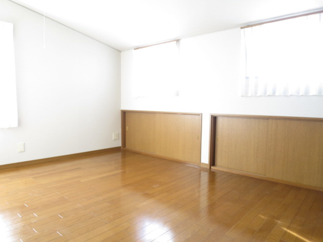 大泉町２丁目貸家の子供部屋|3階 7.2畳のお部屋は勾配天井に収納付きで、子供部屋に最適です。
眺望もとても良いです。