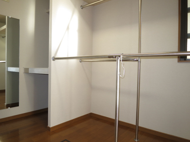 大泉町２丁目貸家の収納|1階10畳洋室奥にあるウォークインクローゼットです。収納ボックスを置くスペースもたくさんあります。