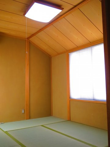 大泉町２丁目貸家の和室|落ち着いた6畳の和室は布団を収納できる押入れ付きで、来客時にも便利です。