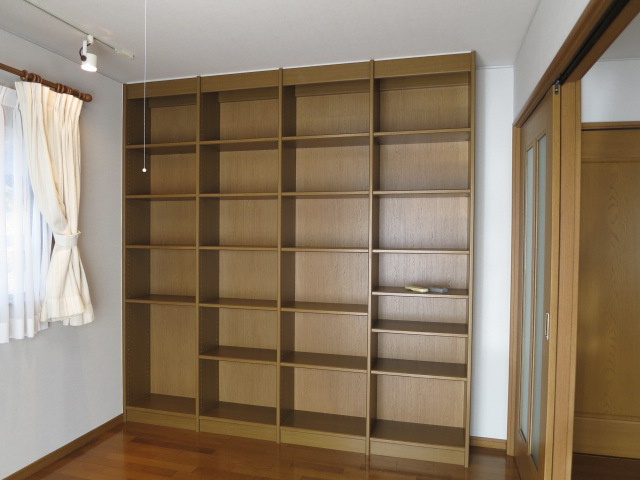 大泉町２丁目貸家の収納|1階6畳洋室の作り付け本棚。天井までしっかり設置されています。