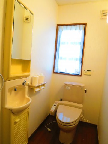 大泉町２丁目貸家のトイレ|ウォシュレット1、2階トイレ共に付いています。