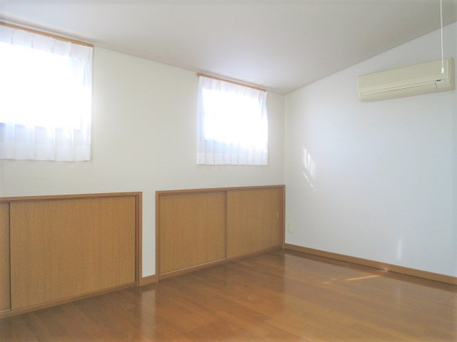 大泉町２丁目貸家の設備|3階は勾配天井で、屋根裏部屋感覚でお使いいただけます。