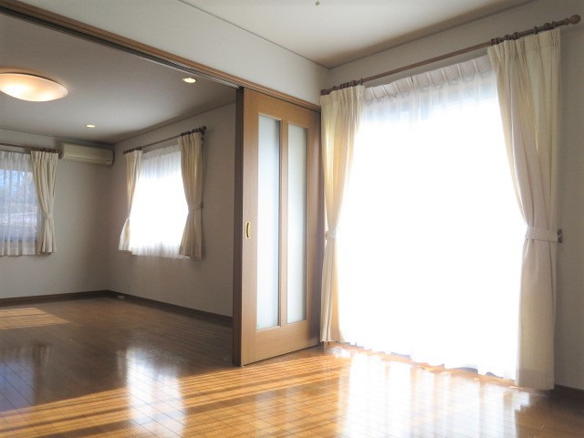 大泉町２丁目貸家の居間・リビング|1階洋室10畳と6畳。
3面窓で採光もしっかり取れます。