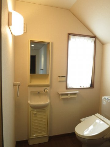 大泉町２丁目貸家のトイレ|1階トイレは車椅子で入れる設計です。