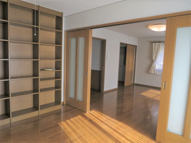 大泉町２丁目貸家の洋室|作り付けの本棚はかなりの収容力です。
カーテンも各部屋に付いています。