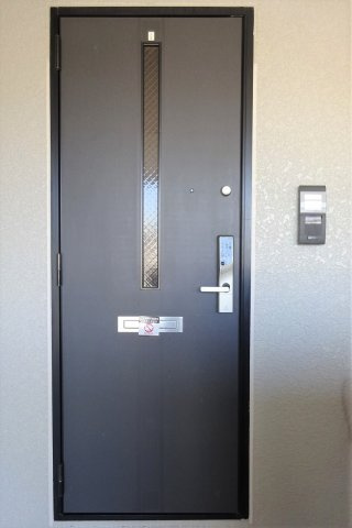 ピュアハウス絹の玄関