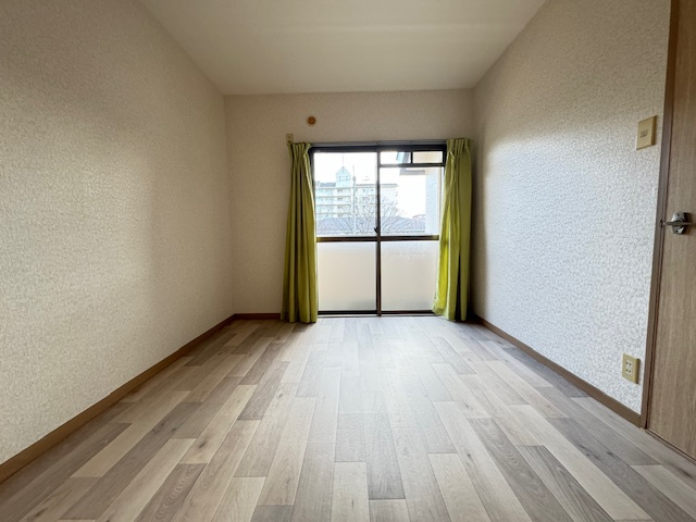 パインアベニューの洋室