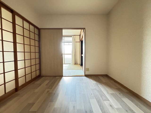 パインアベニューの洋室